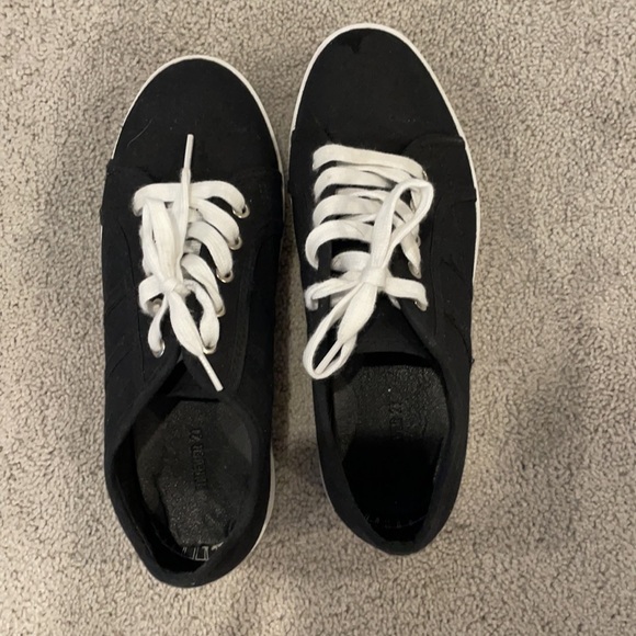 Forever 21 black and white canvas platform shoes. Size 8 in women’s - Picture 3 of 7